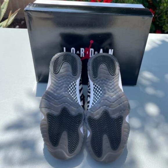 Women's Air Jordan 11 Retro - Picture 3 of 4